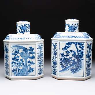 A pair of Chinese blue and white tea caddies and covers, 19th C.