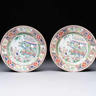 A pair of Chinese famille rose plates with figural design, Yongzheng/Qianlong