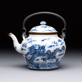 A Chinese blue and white 'dragon' teapot for the Thai market, 19th C.