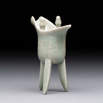 A Chinese celadon-glazed wine vessel, 'jue 爵', 18/19th C.