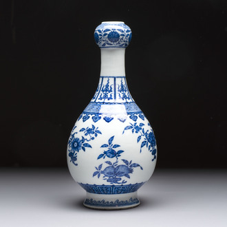 A Chinese blue and white garlic head vase, Qianlong mark, 19th C.