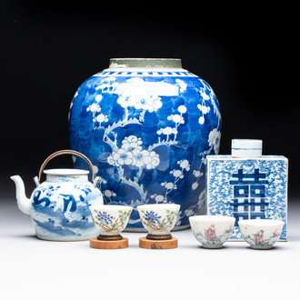 A Chinese blue and white 'prunus on cracked ice' jar, a tea caddy, a covered teapot, and four famille rose cups, 19th C.