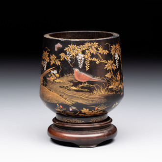 A fine Japanese Shibayama gilt-lacquer zitan cup, signed Dainippon Tokyo Seimusai 生霧齋 mark, Meiji, 19th C.