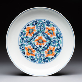 A Chinese doucai plate with floral scroll design, Tongzhi mark, 19/20th C.