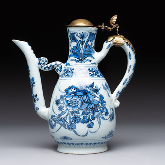 A fine blue and white Dutch Delft chinoiserie jug with brass lid, 17th C.