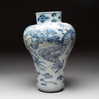 A Korean blue and white 'dragon' vase, Joseon, 19th C.