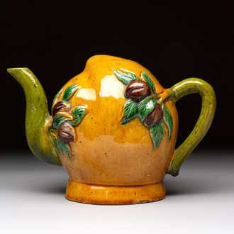 A Chinese sancai-glazed peach-shaped cadogan teapot, 19th C.