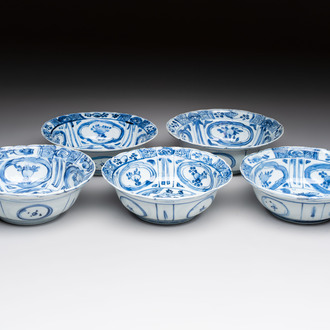 Five Chinese blue and white 'klapmuts' bowls with figural design, Wanli