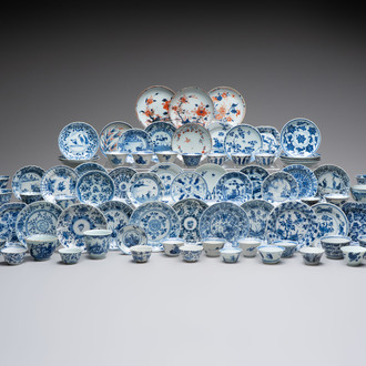 A large collection of 33 Chinese blue, white and Imari-style cups and 43 saucers, 17/19th C.