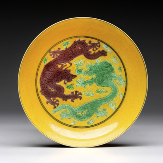 A Chinese sancai-glazed 'dragons' and 'grapes' saucer, Tongzhi mark, 19/20th C.