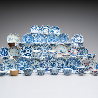 A large collection of 25 sets of Chinese blue, white and Imari-style cups and saucers, Kangxi/Qianlong