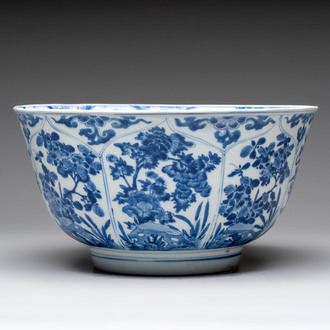 A large Chinese blue and white bowl with floral design, Kangxi