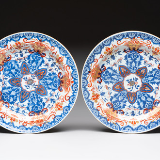 A pair of Chinese Imari-style dishes with stylised floral design, Kangxi