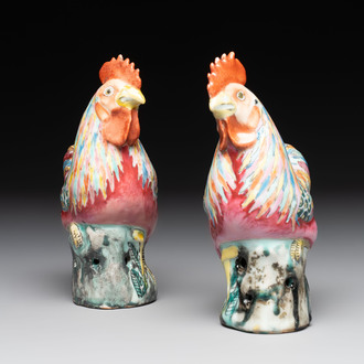 * A pair of Chinese famille rose models of roosters, 18/19th C.