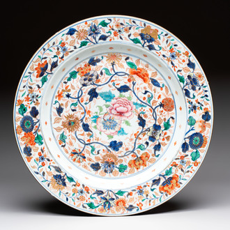 A large and unusual Chinese rose-Imari charger, Kangxi/Yongzheng