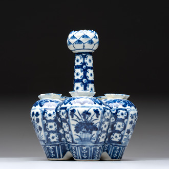 A Chinese blue and white tulip vase with floral design, 19th C.