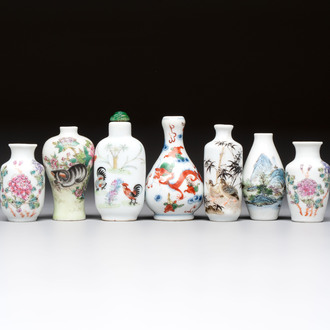 A Chinese wucai and two famille rose miniature vases and four famille rose snuff bottles, Wanli, Qianlong and Shen De Tang 慎德堂 marks, 19/20th C.