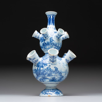 A blue and white Dutch Delft tulip vase, 19th C.