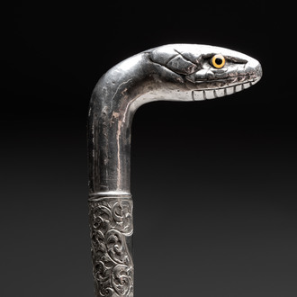 A twisted wooden walking stick with a French silver ‘Serpent’ handle, 800/000, ca. 1900