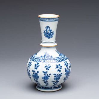 A Chinese blue and white hookah base with floral design, Kangxi