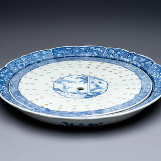 A Chinese blue and white 'Xi Xiang Ji' strainer and dish, Qianlong
