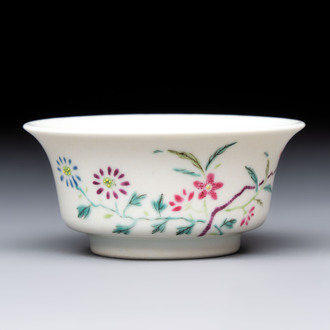A Chinese famille rose cup with floral design, Yongzheng mark, 19/20th C.