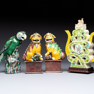 A Chinese sancai-glazed parrot, a pair of Buddhist lions and a 'Shou 壽' ewer, 19/20th C.