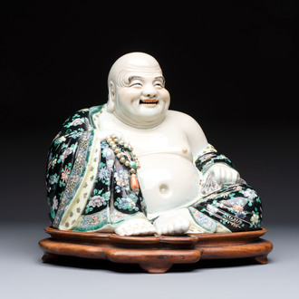 A Chinese famille verte black-ground Milefo Buddha on a wooden stand, Xue Chang Sen Zuo 薛長森作 mark, 20th C.