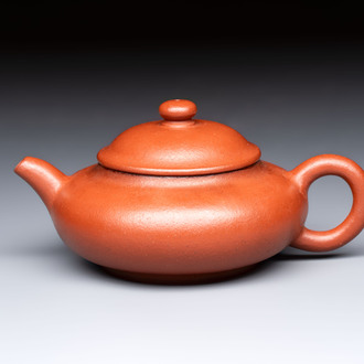 A Chinese Yixing stoneware teapot and cover, 18/19th C.