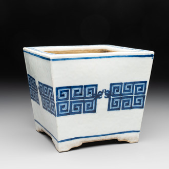 A Chinese blue and white 'chilong' square jardinière, 19th C.