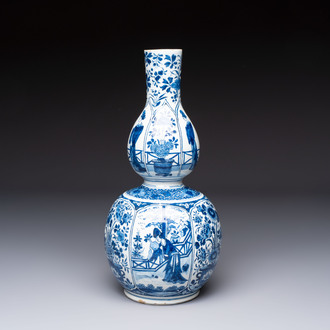A fine blue and white Dutch Delft double gourd Kangxi-style chinoiserie vase, early 18th C.
