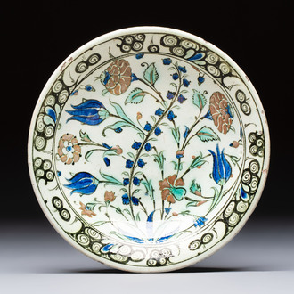 An Iznik pottery dish with floral design, Turkey, ca. 1630