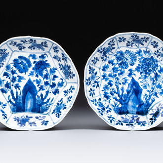 A pair of Chinese blue and white plates with floral design, Ding 鼎 mark, Kangxi