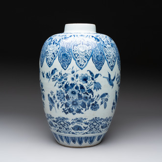 A large blue and white Dutch Delft chinoiserie jar, 1st quarter 18th C.