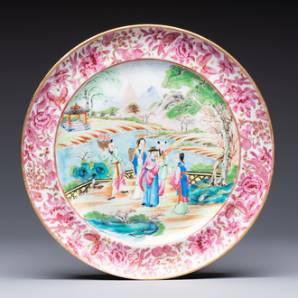 A fine Chinese Canton famille rose dish with puce-enamelled rim, 19th C.