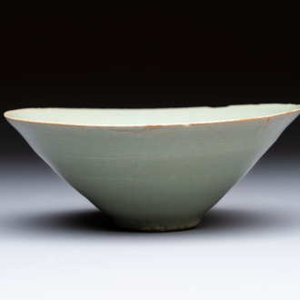 A Korean celadon tea bowl, Goryeo, 12th C.