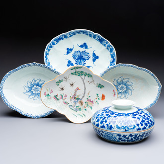 Four Chinese blue, white and famille rose tazzas and a covered spice bowl with bats design, 19th C.