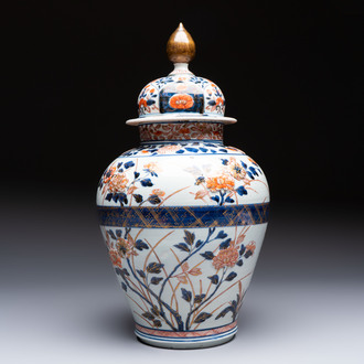 A Japanese Imari vase and cover with floral relief design, Edo, 17/18th C.