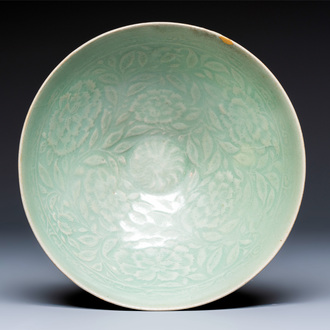 A fine Korean celadon moulded 'Peony Scroll' bowl with a wooden box, Goryeo, 13th C.