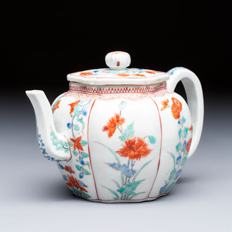 A Japanese Kakiemon teapot and cover, Edo, late 17th C.