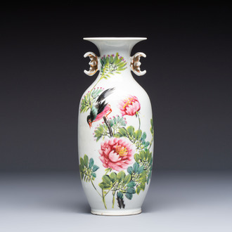 A Chinese famille rose vase with bird among flowering branches, signed Hu Qifa 胡啟發, 19/20th C.