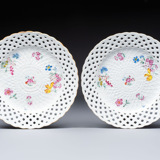 Two Chinese famille rose openworked plates with floral design, Qianlong