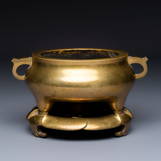 A fine Chinese bronze tripod censer and stand, Xuande mark, 17/18th C.
