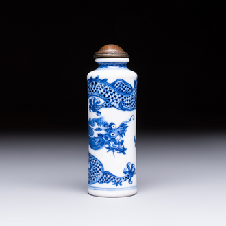 A fine Chinese blue and white 'Dragon' snuff bottle, 19th C.