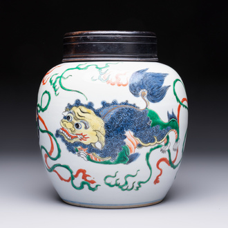 A fine Chinese famille verte 'Buddhist Lions' jar and a reticulated wooden cover, 19th C.
