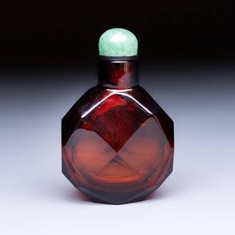 A Chinese facetted amber glass snuff bottle, 19th C.