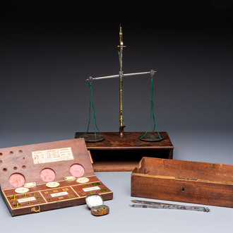 A foldable precision balance in metal and mahogany, with weights and accessories, probably England, 19th C.