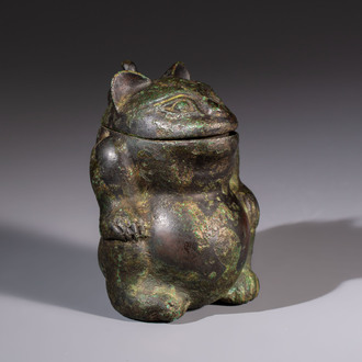 A rare Chinese archaistic bronze bear-form wine vessel, Gong 觥, Han or later