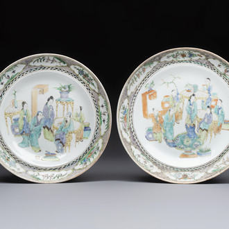 A pair of Chinese Canton famille verte plates with figural design, 19th C.