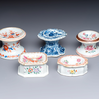Four Chinese blue and white, famille rose and Imari-style salts and one Samson Paris salt, 18/19th C.